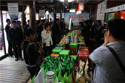 李飛躍走進西江苗寨特產(chǎn)旗艦店，推動互聯(lián)網(wǎng)銷售工藝品發(fā)展