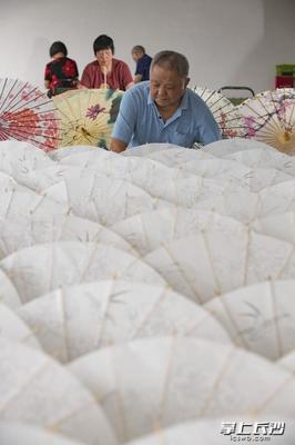 靠一把油紙傘撐起幸福——瀏陽貧困戶李忠國獲全國脫貧攻堅(jiān)獎(jiǎng)奮進(jìn)獎(jiǎng)紀(jì)實(shí)