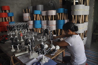 分宜高嵐鄉(xiāng)政府引導(dǎo)本地企業(yè)轉(zhuǎn)型，借力電商拓寬工藝品銷路